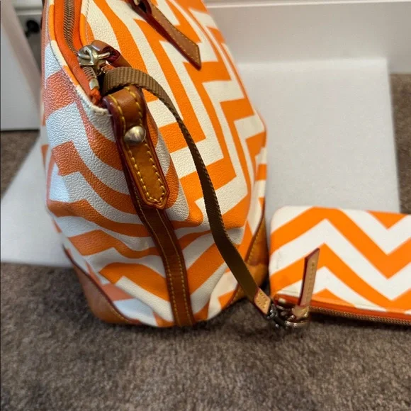 Dooney & Bourke Chevron Tangerine and White tote bag with matching pouch - Picture 5 of 12